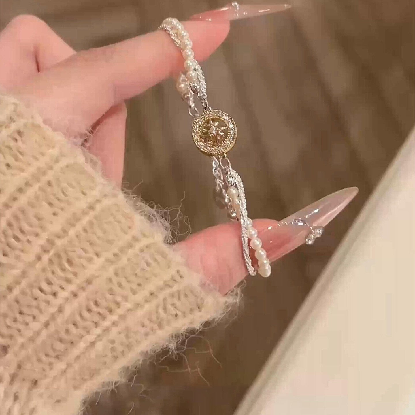 Elegante pulsera geométrica de perlas para mujer con detalles de pedrería, acabado chapado, estilo minimalista para oficina, joyería de lujo para uso diario