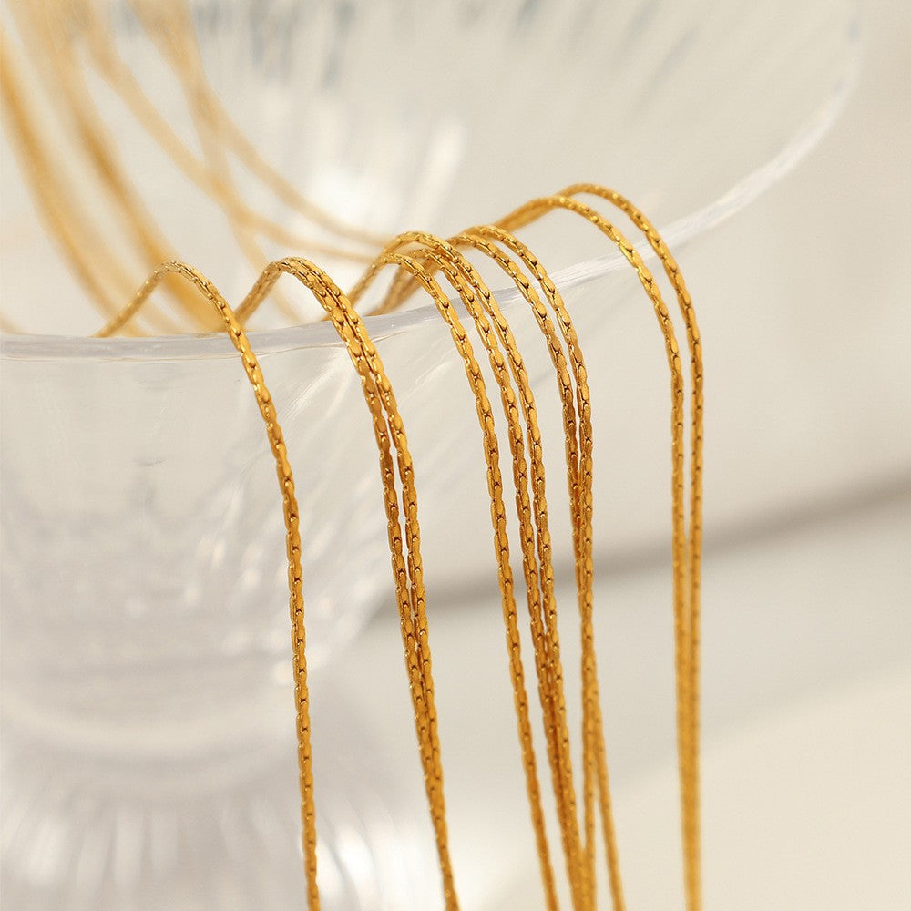 Collana da donna a strati a forma di U in acciaio al titanio minimalista con finitura placcata e catena a maglie di bambù
