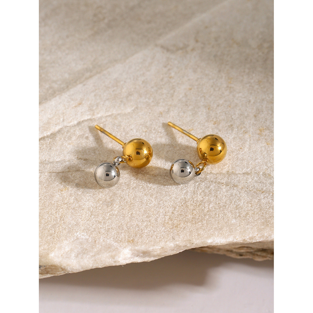 Pendientes de botón redondos de acero inoxidable chapados en oro de 18K con diseño geométrico minimalista