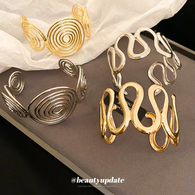 Bracciale in Metallo Ondulato Minimalista con Finitura Placcata da Donna Elegante Accessorio di Moda Leggero
