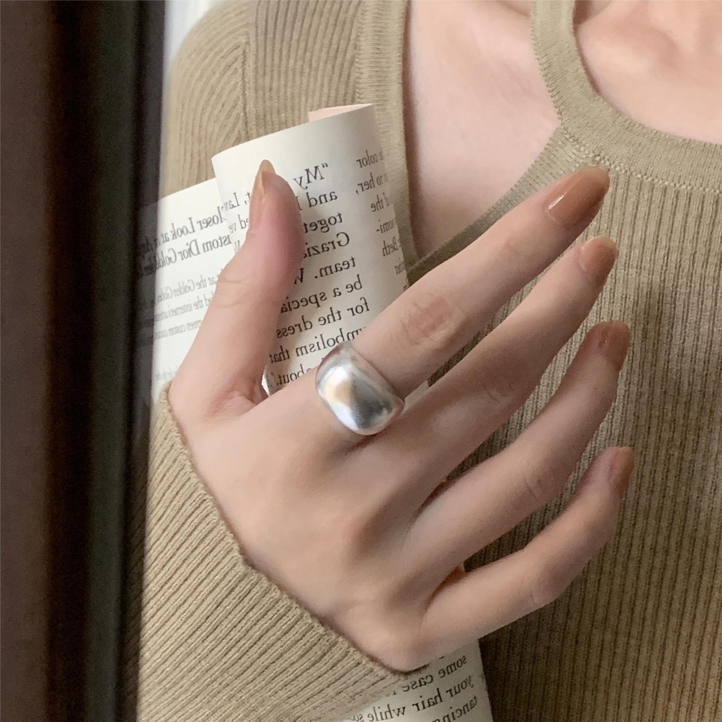 Anello Matto Arrotondato da Donna Minimalista in Argento Sterling 925 con Intarsio in Argento