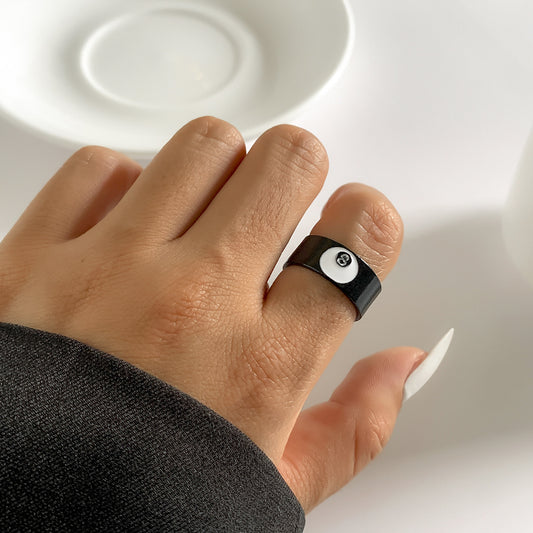 Anello da donna in lega geometrico dolce e audace con finitura verniciata e design numerico