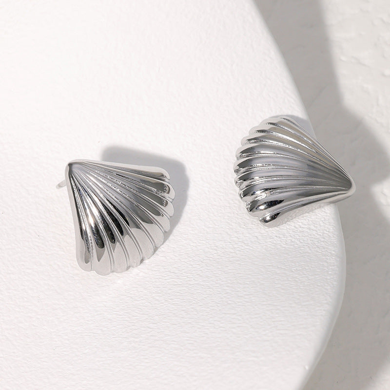 Pendientes de tuerca minimalistas de acero de titanio con forma de concha para mujer con chapado en oro de 18 quilates