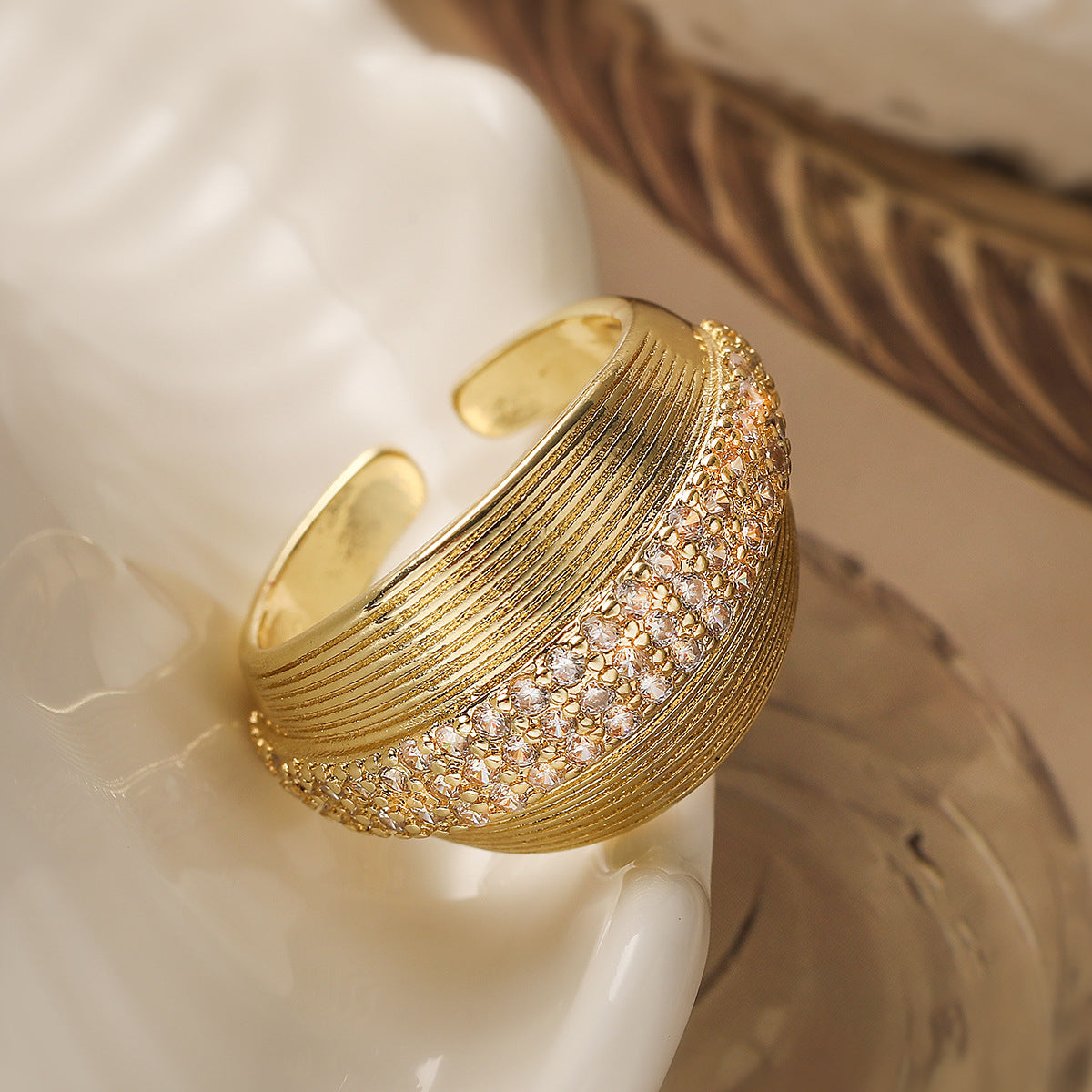 Anello geometrico minimalista color rame placcato oro 18K con zirconi micro-incastonati da donna