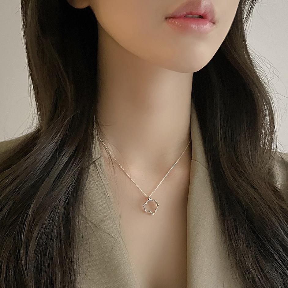 Collana con Pendente Geometrico Minimalista in Argento Sterling 925 con Superficie Testurizzata e Catena di Perline