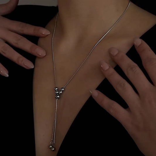 Collar minimalista con colgante de bola de acero inoxidable en tono frío con borla en cadena ajustable de serpiente para mujer