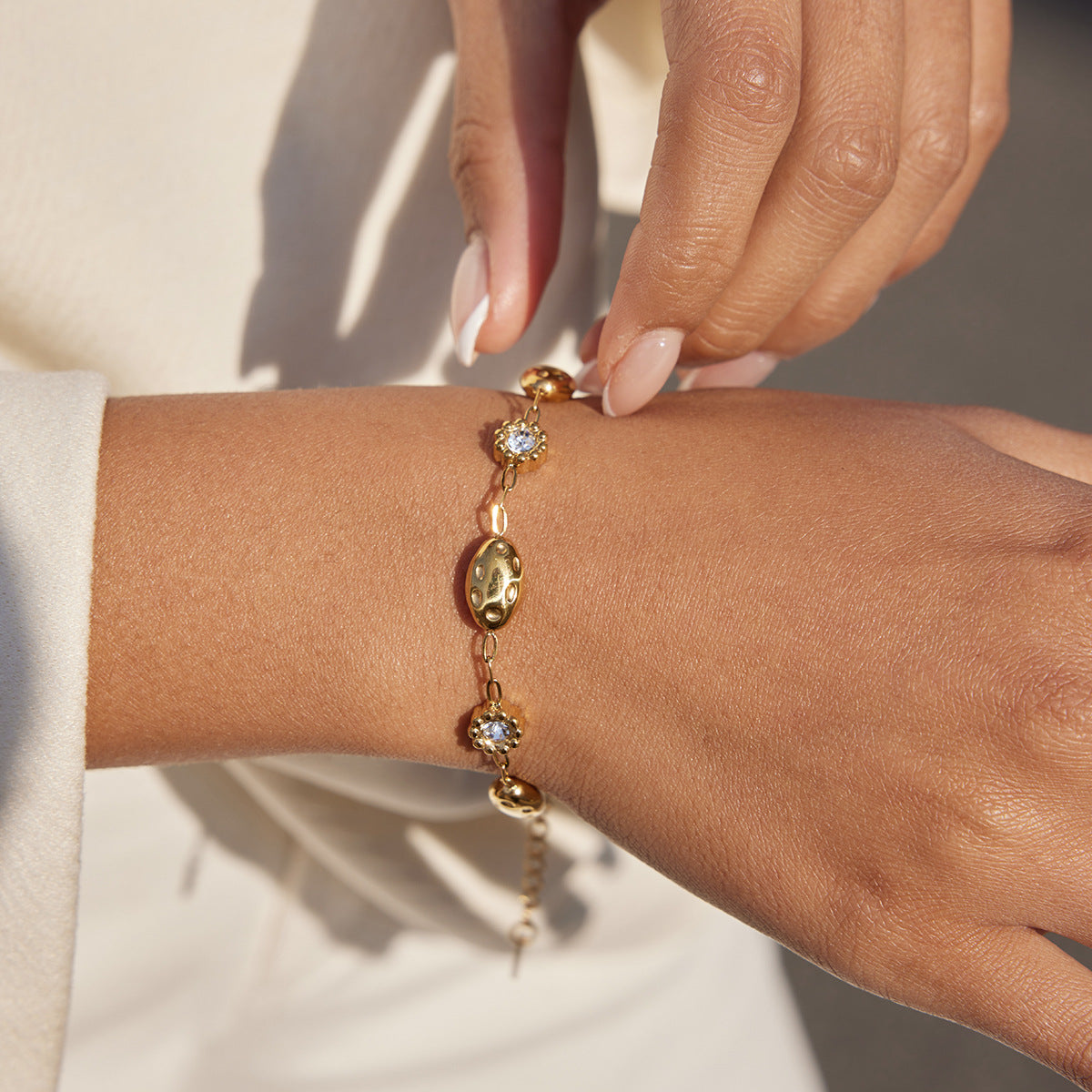 Bracciale da donna in acciaio inossidabile con motivo geometrico floreale, placcatura in oro 18 carati e intarsi in strass