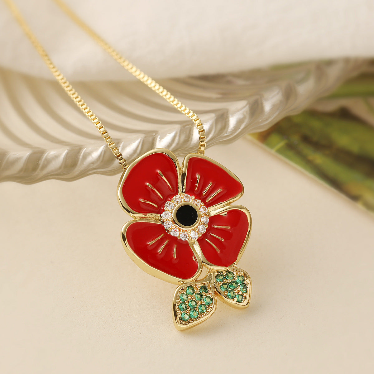 Collana con Ciondolo a Coccinella Floreale Irregolare Minimalista in Rame Placcato Oro 18K e Finitura a Smalto