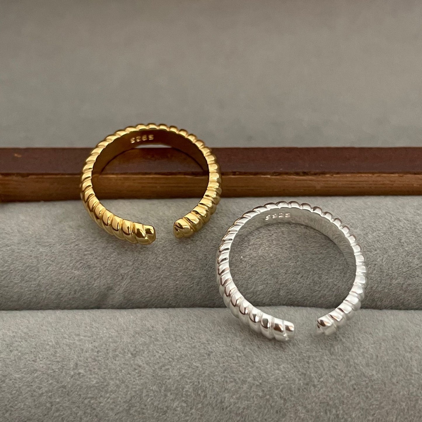 Grazioso Anello Numerico in Argento Sterling 925