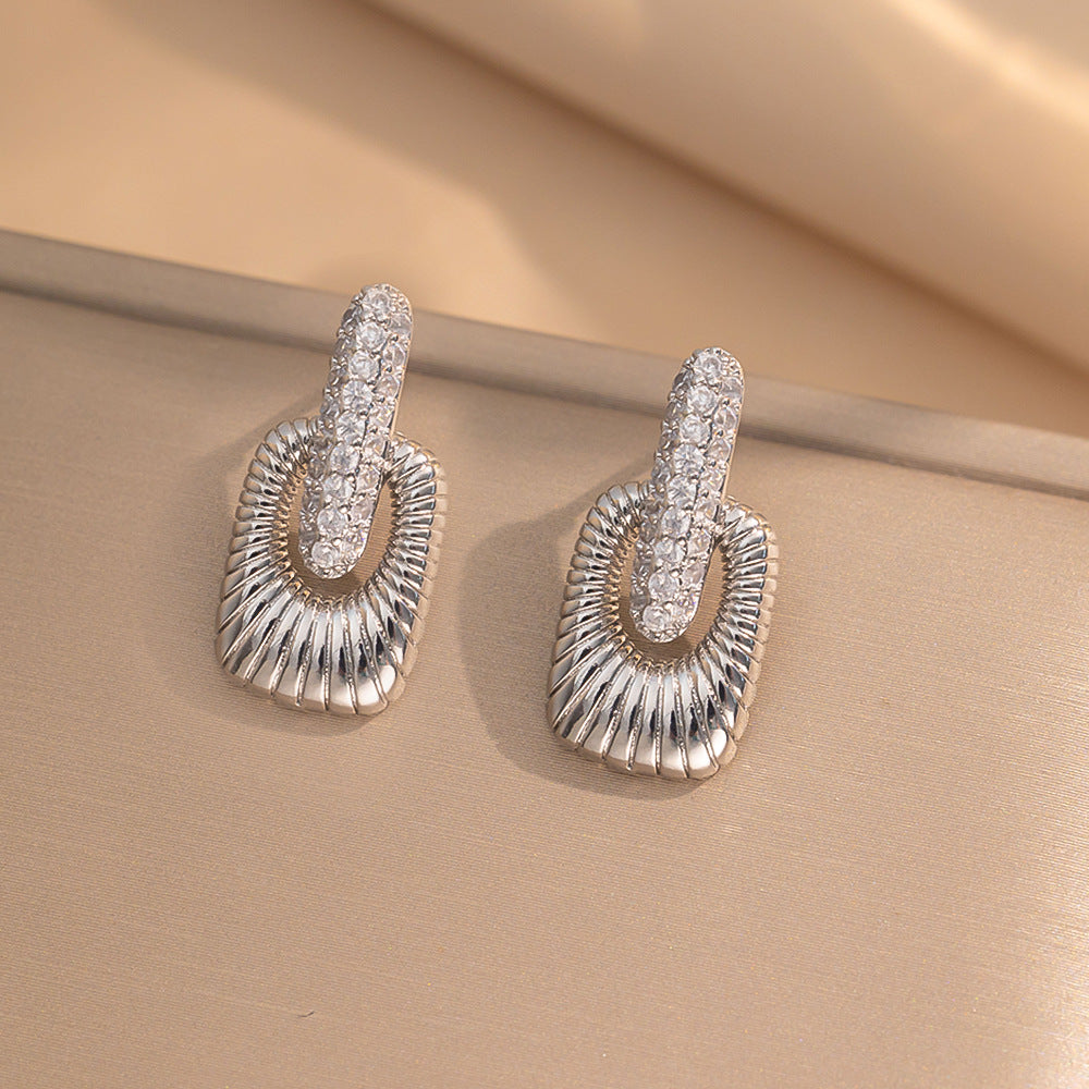 Orecchini a perno Saturno minimalisti color oro in ottone con zirconi per donna