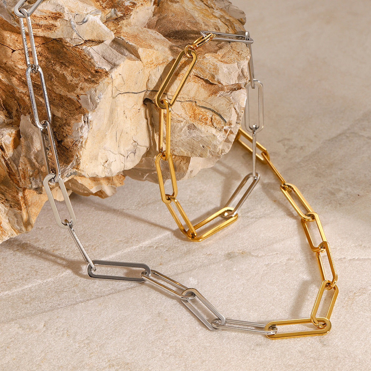 Collana con pendente geometrico in acciaio inossidabile placcato titanio per donna con motivo a linea minimalista e delicata catena per clavicola
