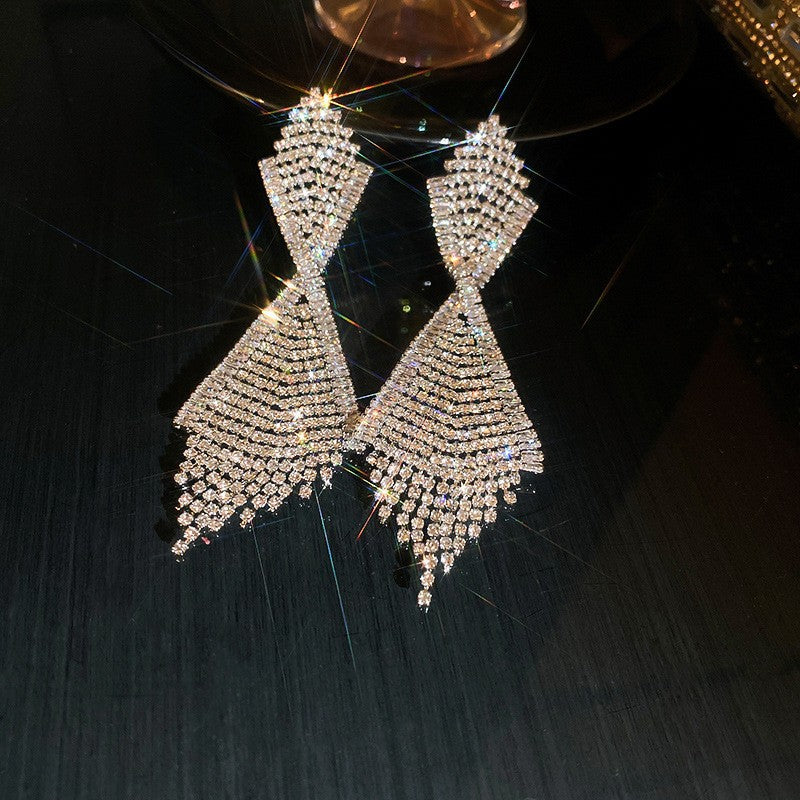 Orecchini pendenti con nappe geometriche minimaliste con intarsi di strass in rame placcato e perni in argento sterling 925 da donna