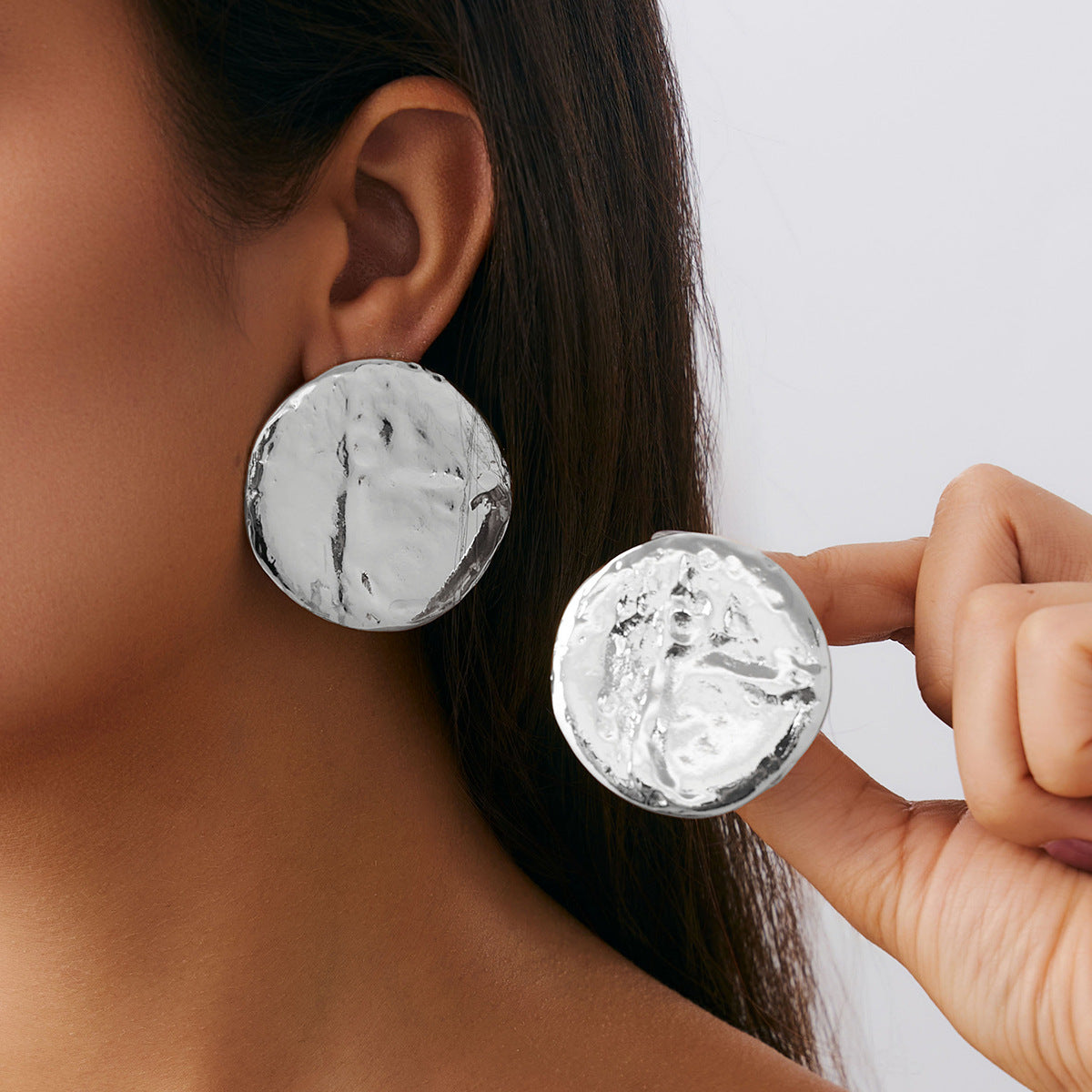 Pendientes de tachuela redondos, geométricos y minimalistas para mujer con superficie pulida y detalle floral trenzado