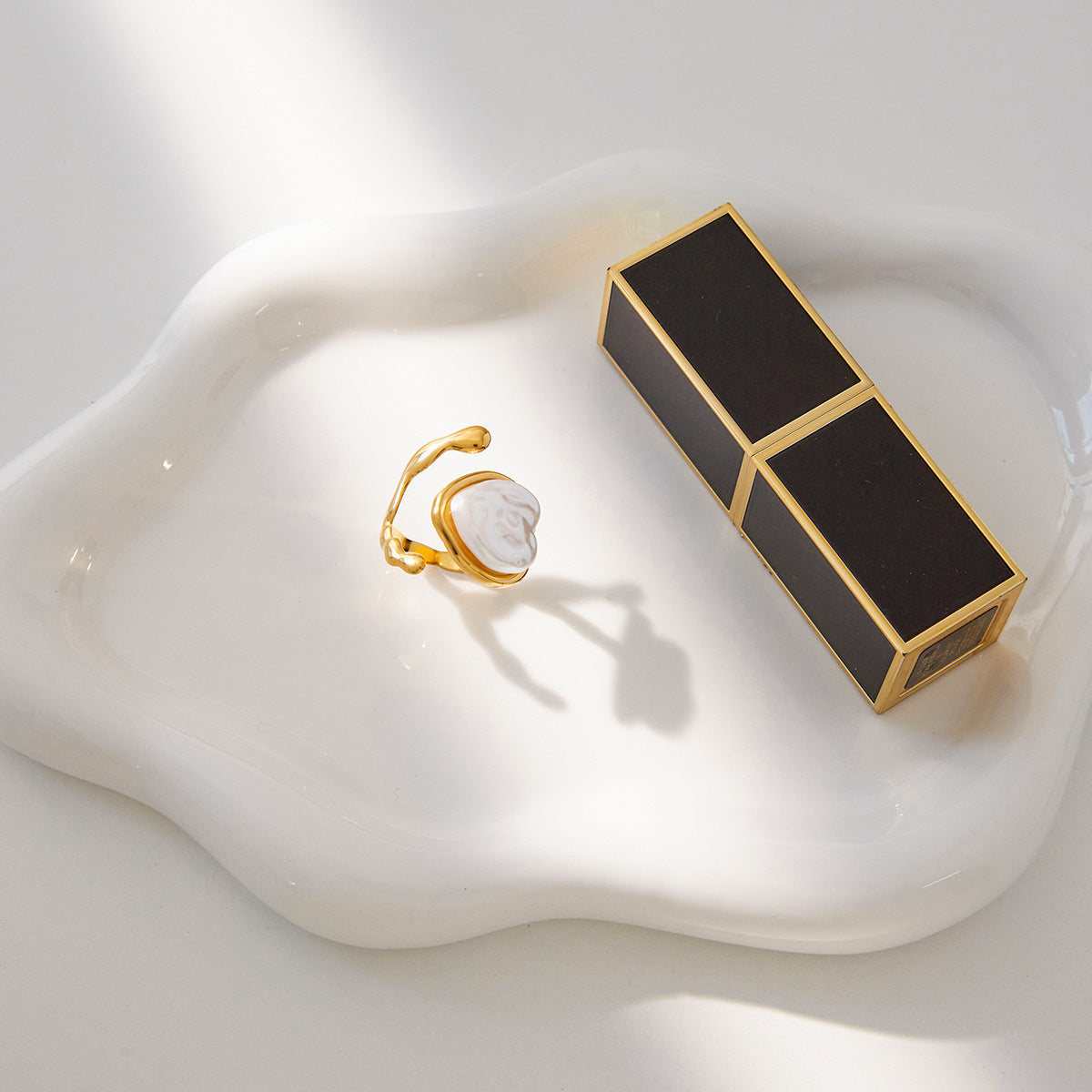 Elegante Anello in Acciaio al Titanio a Forma di Cuore con Finitura Placcata per Donna, Anello di Moda in Acciaio Inossidabile con un Fascino Lussuoso e Minimalista
