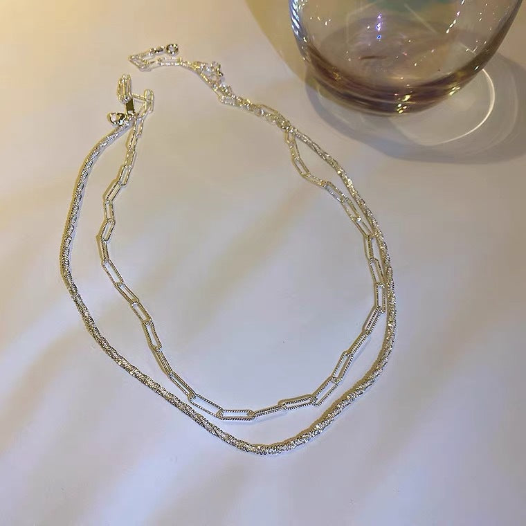 Collana con Pendente Quadrato Geometrico Minimalista in Acciaio Titanio con Finitura Placcata e Catena Serpentina