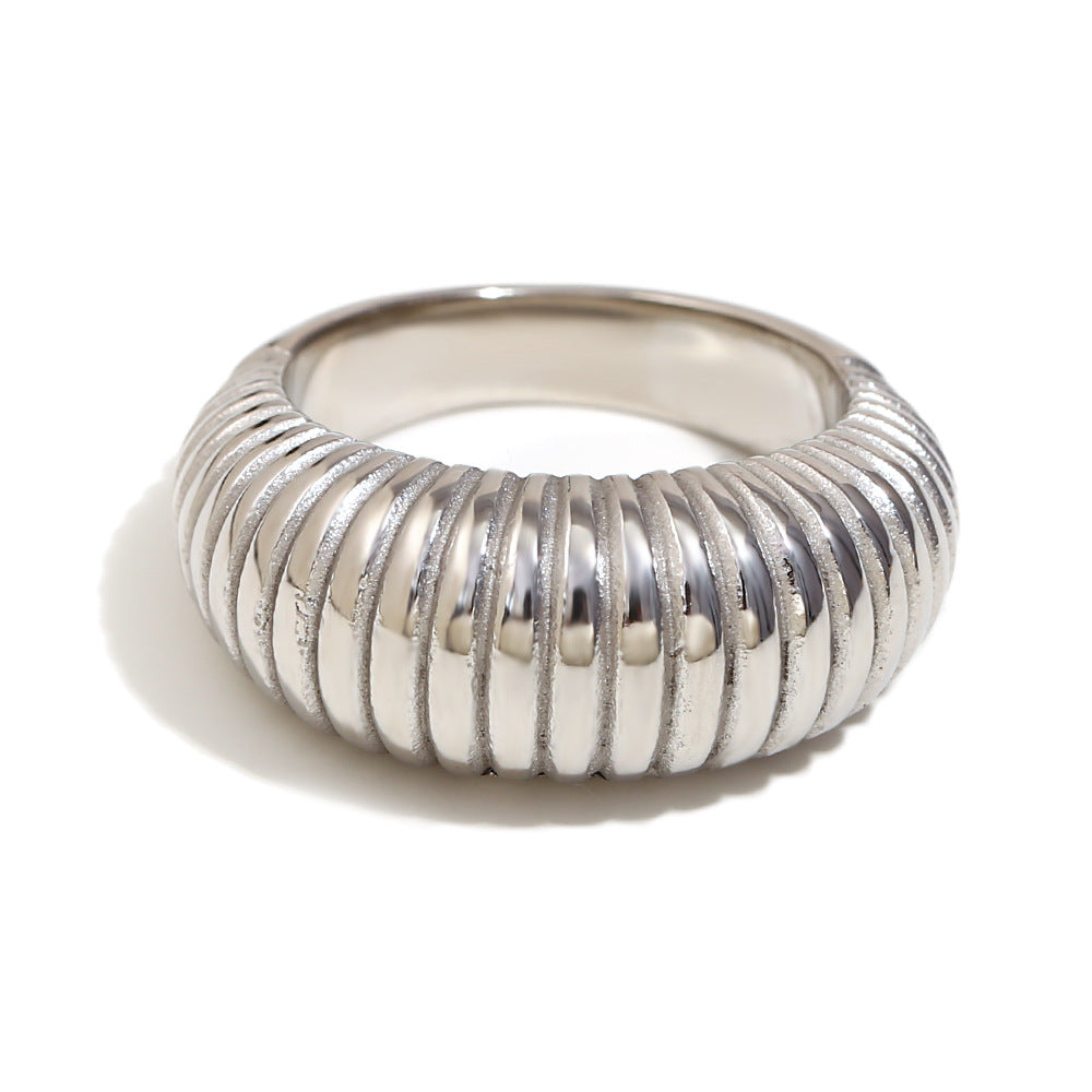 Anello in Acciaio Inossidabile Geometrico d'Ispirazione Vintage con Placcatura in Oro 18K e Texture Martellata
