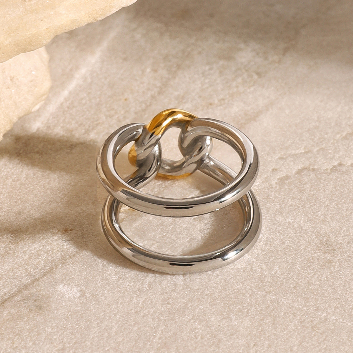 Anillo geométrico calado de moda Joyería de acero inoxidable chapado en oro de 18 quilates para mujer