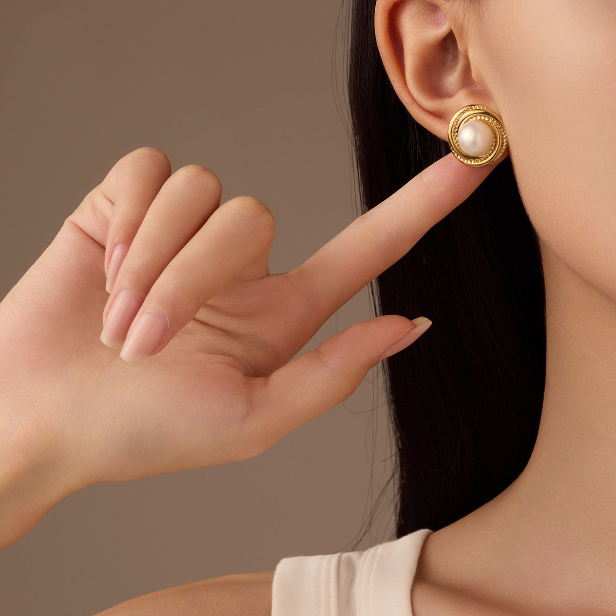 Orecchini a perno da donna minimalisti in acciaio al titanio con perle in rilievo e design avvolgente a filetto