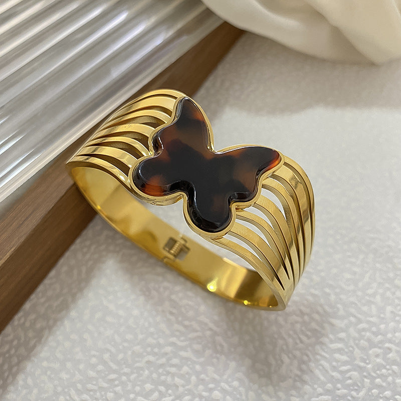 Sweet Gold Plated Stainless Steel Heart Geometric Necklace for Unisex