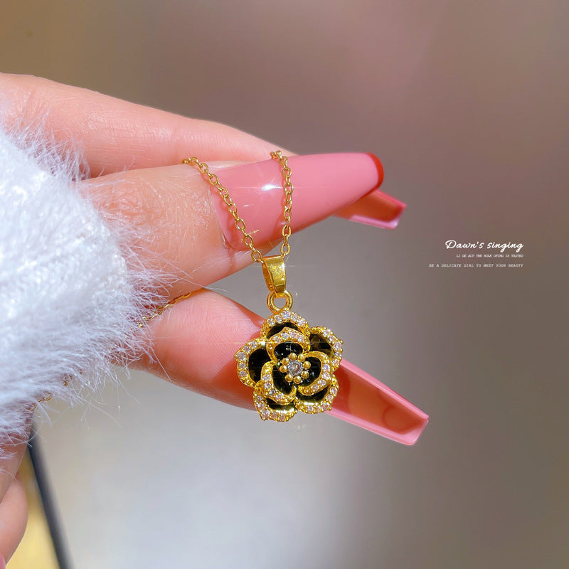 Elegante collar de mujer de acero de titanio con colgante de camelia de circonitas, diseño geométrico y estilo de cadena O