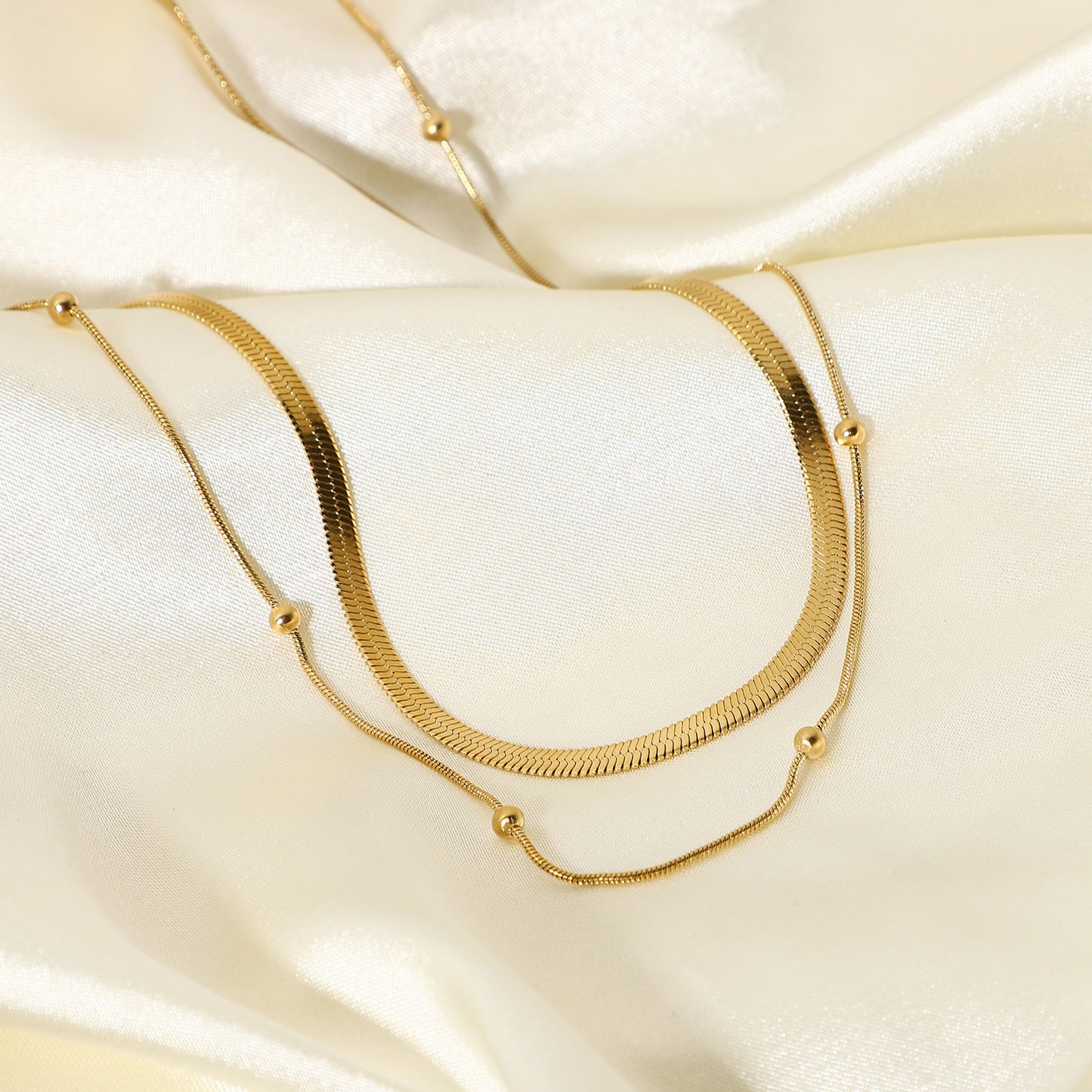 Collar gargantilla de acero inoxidable geométrico minimalista con cuentas chapadas en oro de 14 quilates y cadena de serpiente para mujer