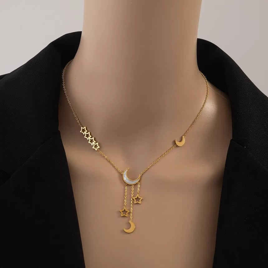 Collana con Pendente Geometrico Minimalista a Stella e Luna in Acciaio al Titanio con Finitura Placcata per la Claviccola