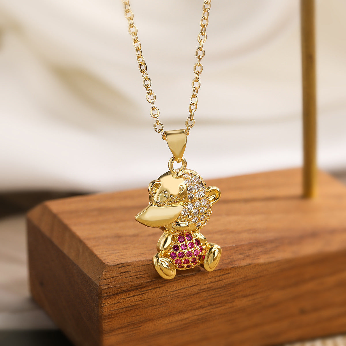 Minimalist Bear-Shaped Gold-Plated Copper Pendant Necklace for Women with Rhinestone Accents and Clavicle-Length Chain