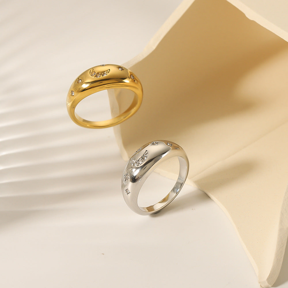 Anello con Ciondolo a Luna e Stella Geometrico Minimalista in Acciaio Inossidabile con Intarsio di Zirconi e Placcatura in Oro 18K da Donna