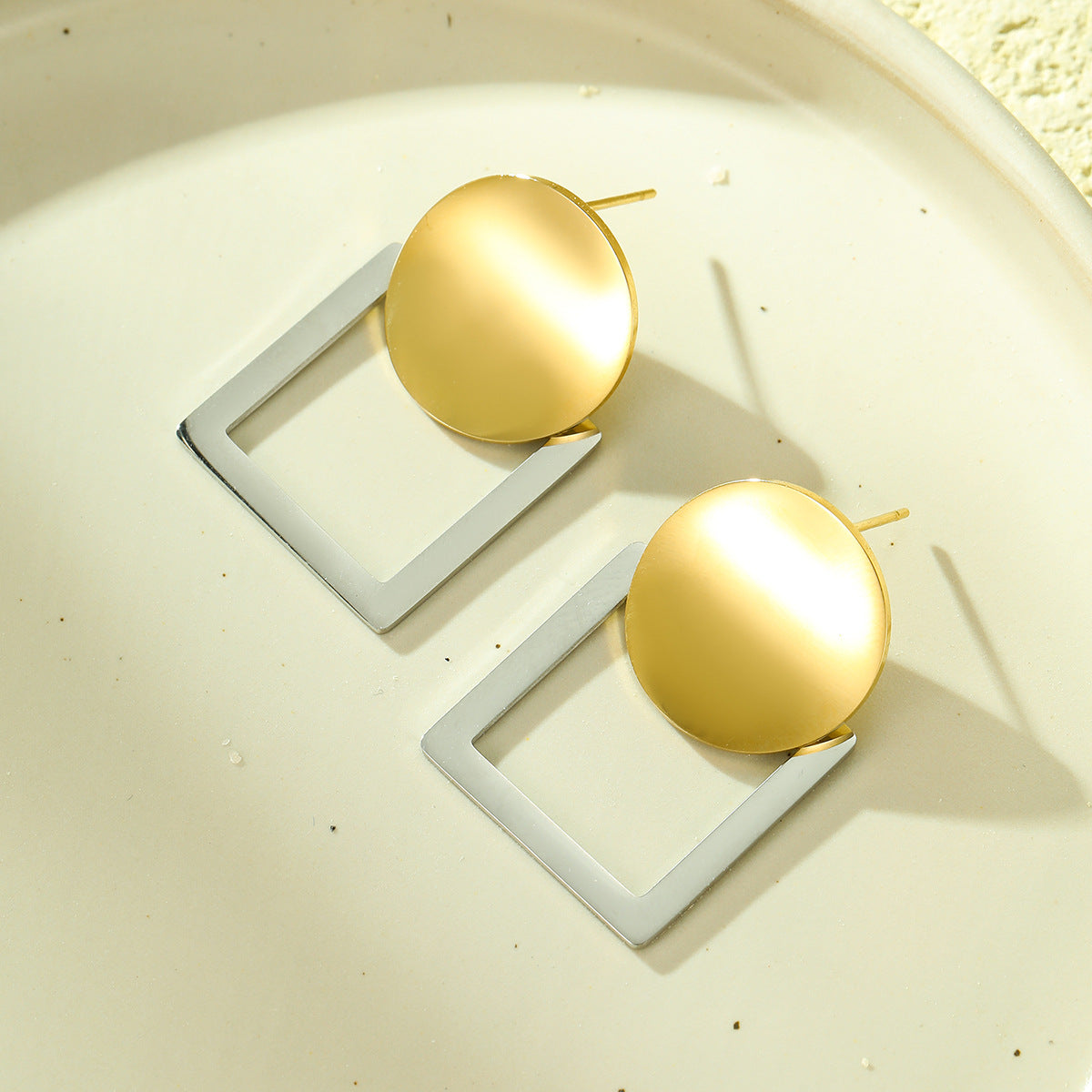 Elegantes pendientes de acero inoxidable geométricos con acabado chapado, diseño de recortes redondos y cuadrados para mujer
