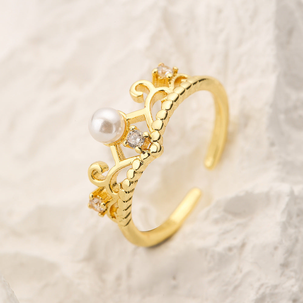 Anello Minimalista a Corona Geometrica da Donna in Ottone Placcato Oro 18K con Intarsio in Zirconia Cubica