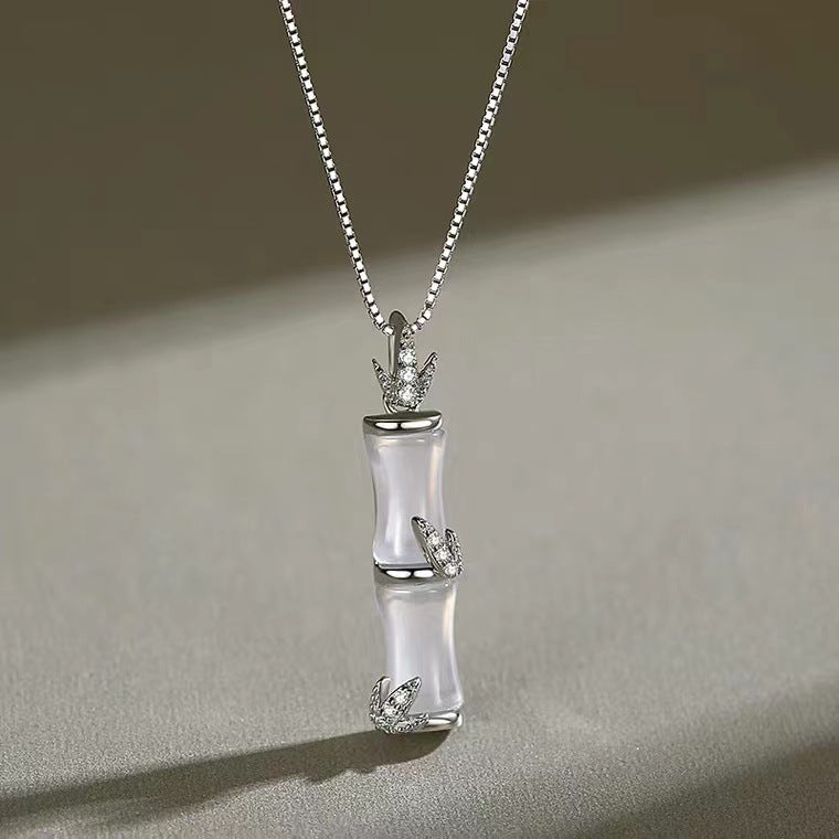 Collana con ciondolo minimalista in bambù per donna con catena a scatola in acciaio al titanio a forma di foglia, placcata sottovuoto, catena per il collo leggera di lusso