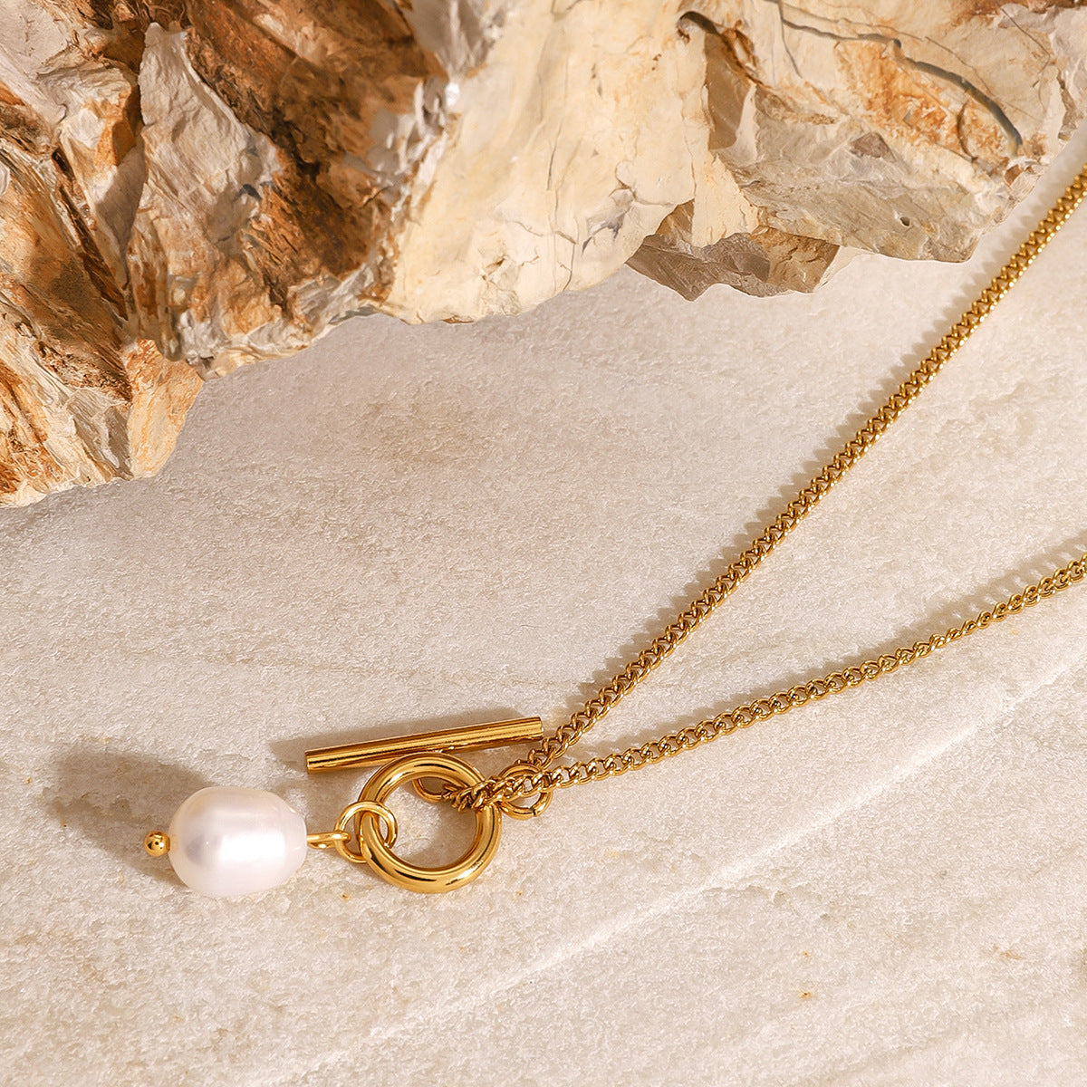 Collana da donna con pendente in madreperla in acciaio inossidabile placcato oro 18 carati con motivo geometrico alla moda