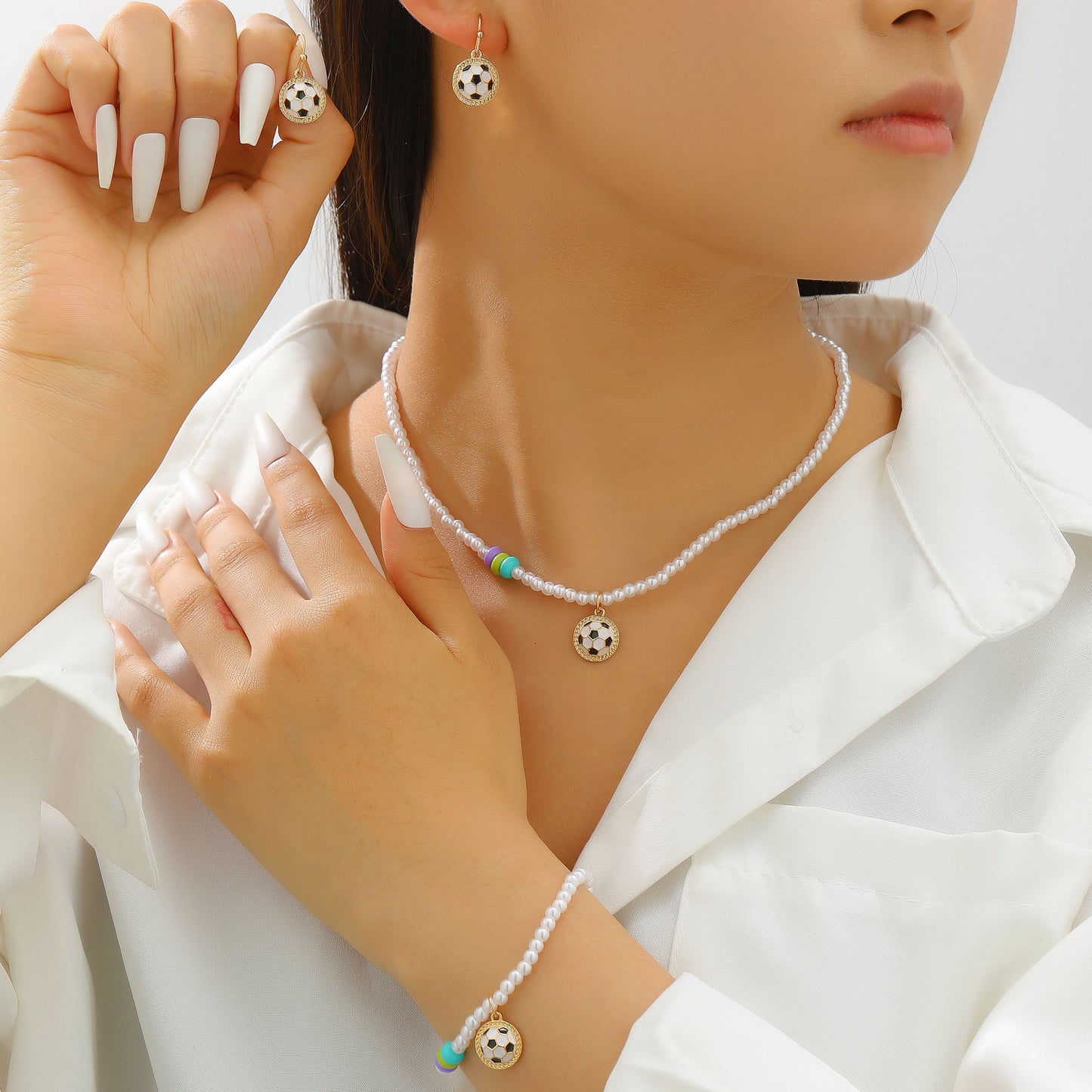 Set di Collana, Bracciale e Orecchini con Pendente a Sfera in Lega di Zinco Placcata Sportiva e Perle per Donna