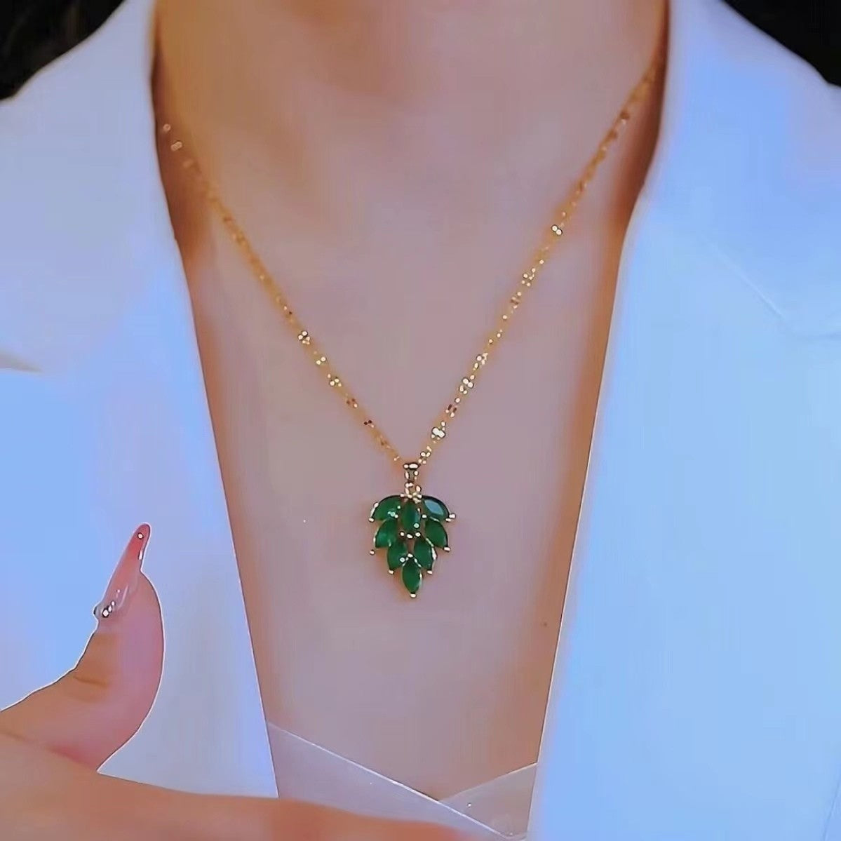Collana minimalista in acciaio al titanio a forma di foglia con intarsio in zircone verde, stile a catena snake per donna e uomo
