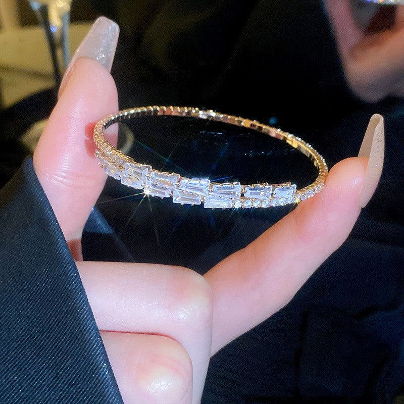 Elegant Heart-Shaped Gold-Plated Zirconia Bracelet for Women with Delicate Luxury Aesthetic