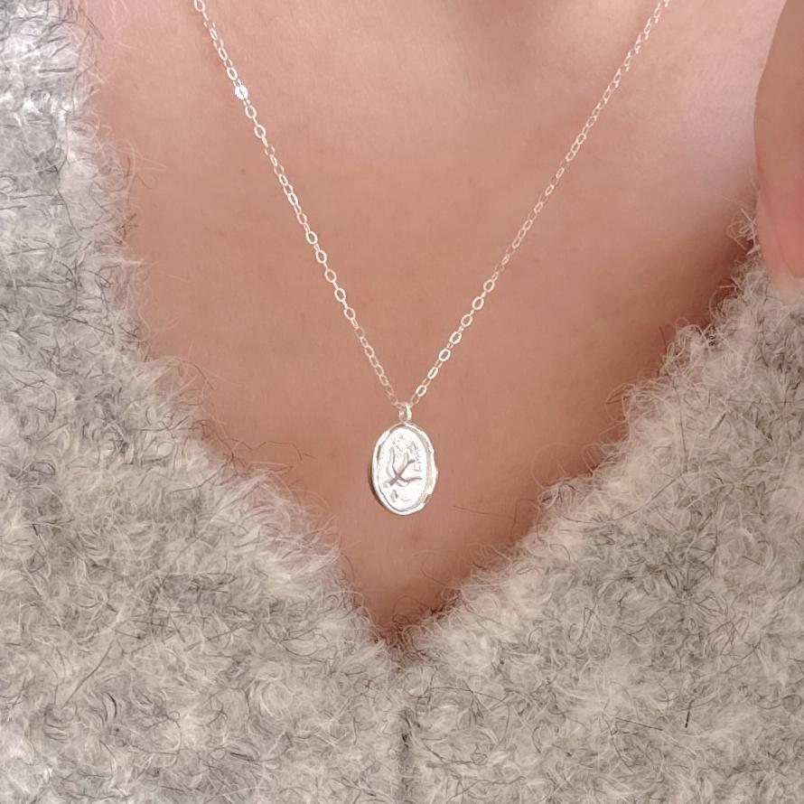 Collar con colgante minimalista de golondrina en plata de ley 925 con acabado chapado en cadena cruzada