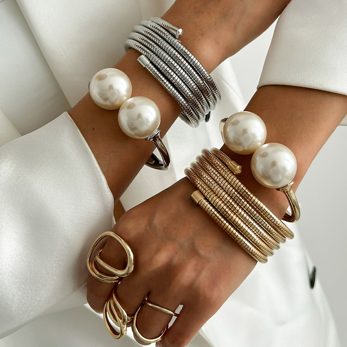 Brazalete de metal geométrico estilo punk con detalle de perla grande para mujer