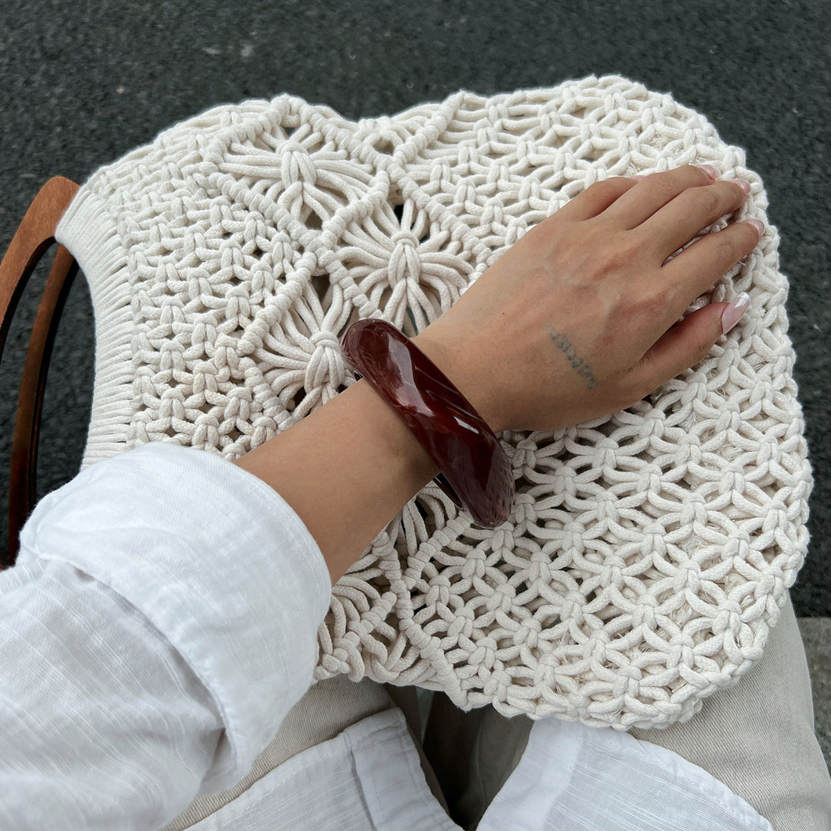 Bracciale rigido aperto da donna in lega con finitura placcata, effetto iridescente colorato e design geometrico, stile retrò ondulato