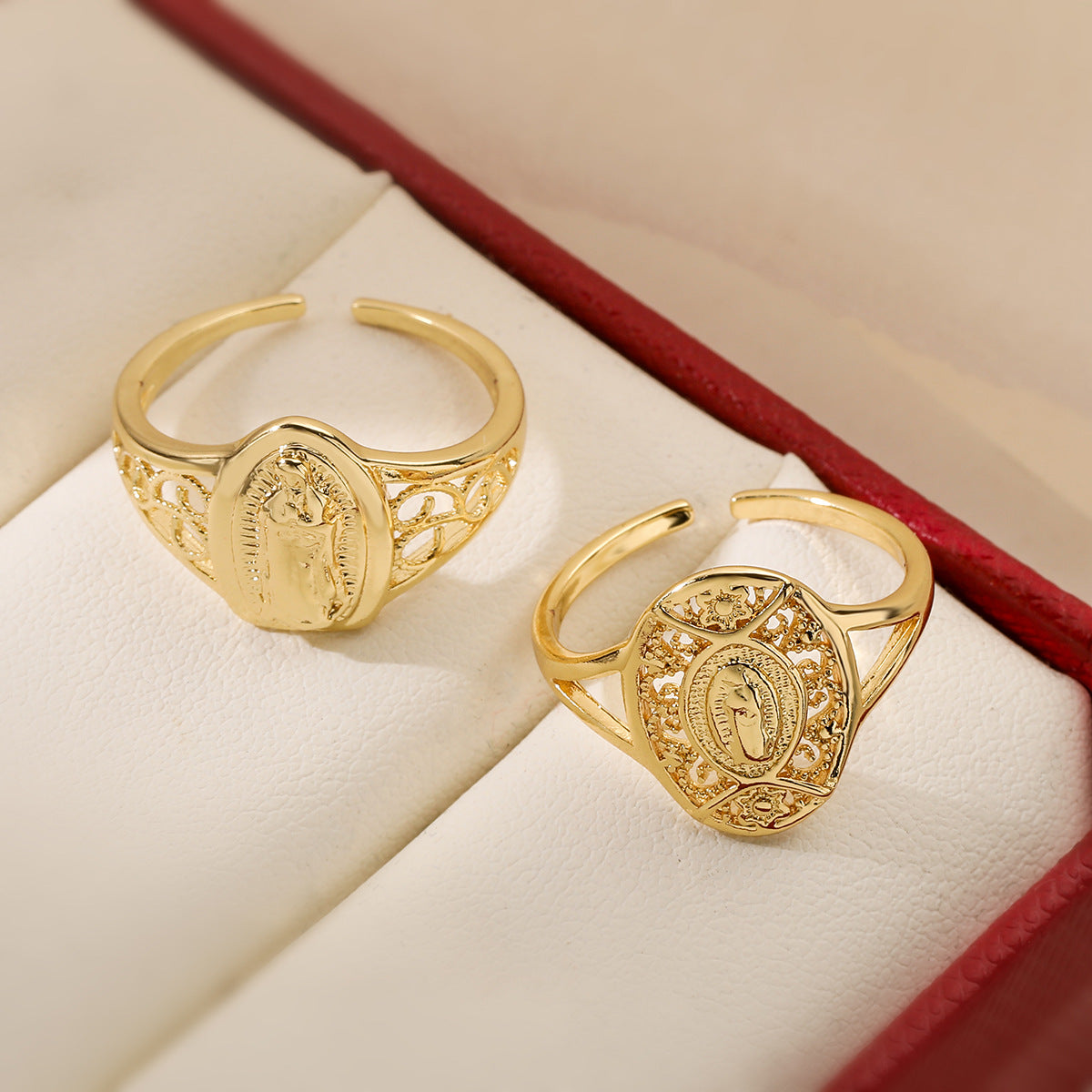 Anillo de Corazón Abierto Geométrico Minimalista para Mujer en Latón con Baño de Oro e Incrustación de Zirconia