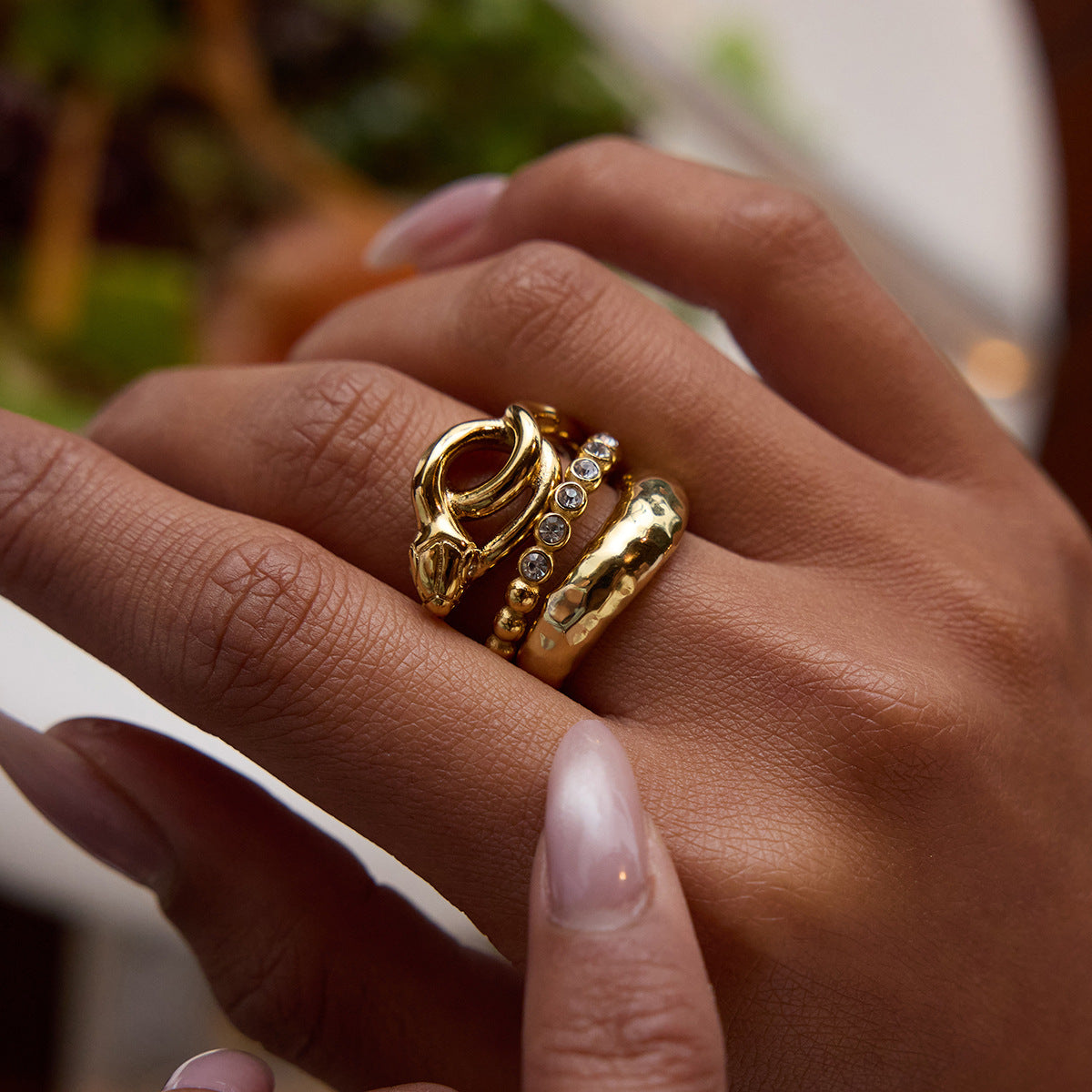 Anillo de mujer de acero de titanio con forma de serpiente geométrica, con acabado chapado, accesorio de moda minimalista de lujo