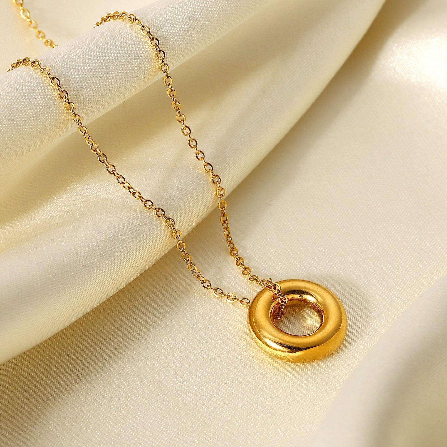Collar Colgante de Círculo Hueco Geométrico Minimalista para Mujer de Acero Inoxidable con Baño de Oro de 18K e Incrustaciones de Zirconia