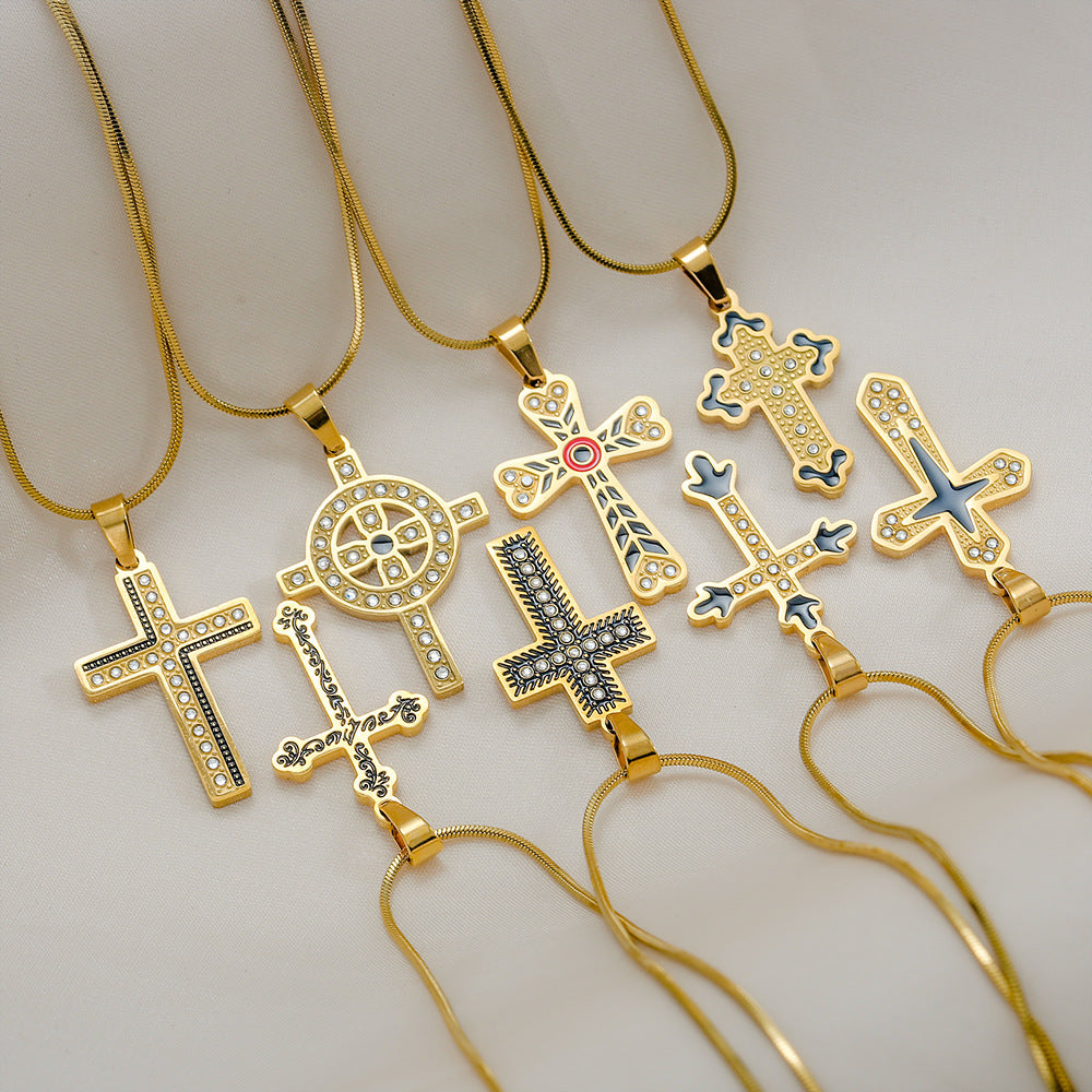 Collana con pendente a croce in stile vintage in acciaio inossidabile con intarsio di strass e placcatura in oro, unisex