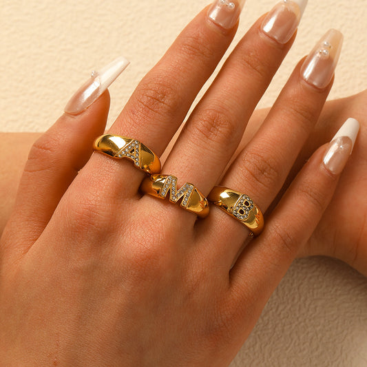 Anillo minimalista geométrico de acero inoxidable con baño de oro de 18 quilates y circonitas microengastadas para mujer