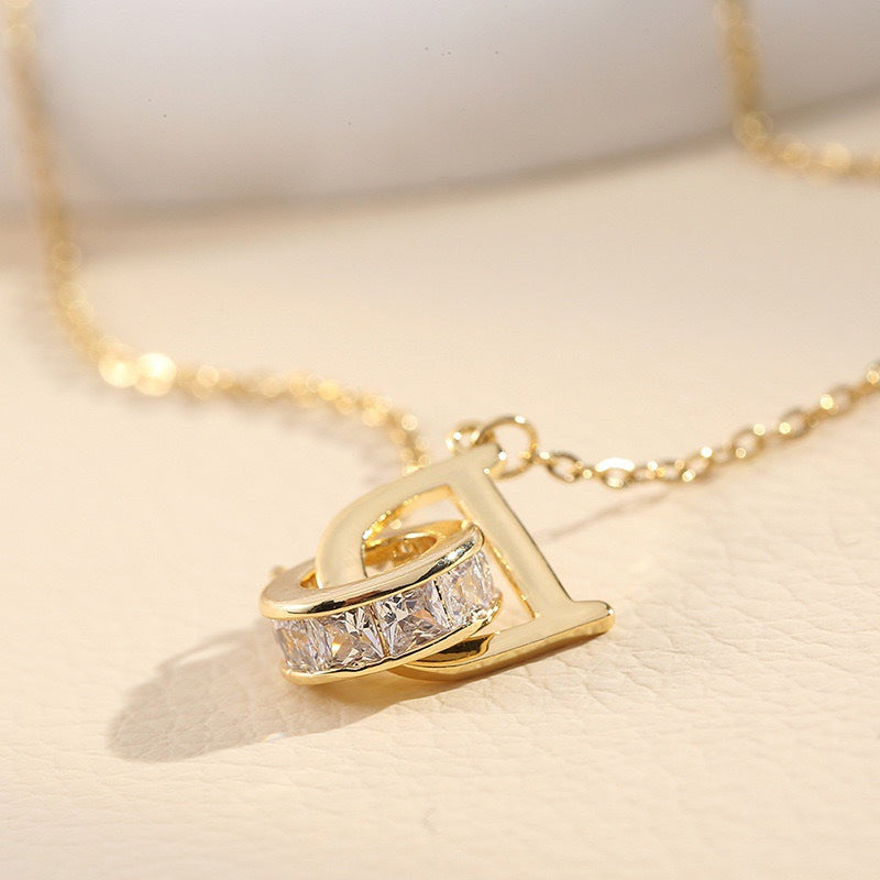 Collana da donna a doppio anello con iniziale DO minimalista, in acciaio al titanio placcato 18 carati, con strass intarsiati e catena a serpente, elegante gioiello per la clavicola
