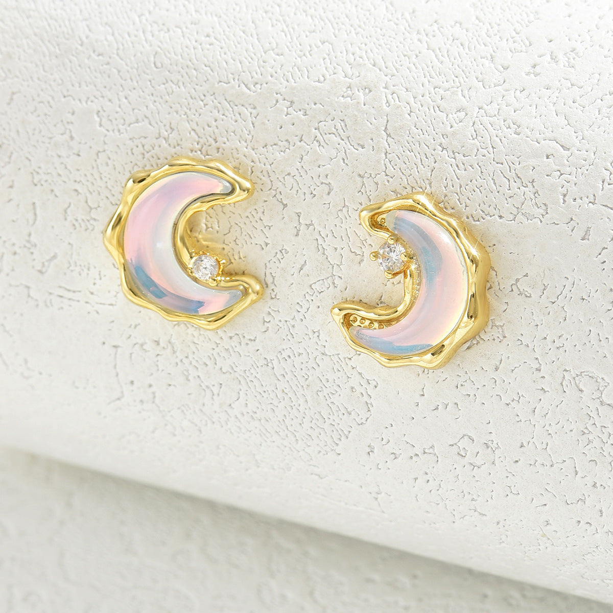 Pendientes minimalistas geométricos de luna creciente en cobre con esmalte para mujer