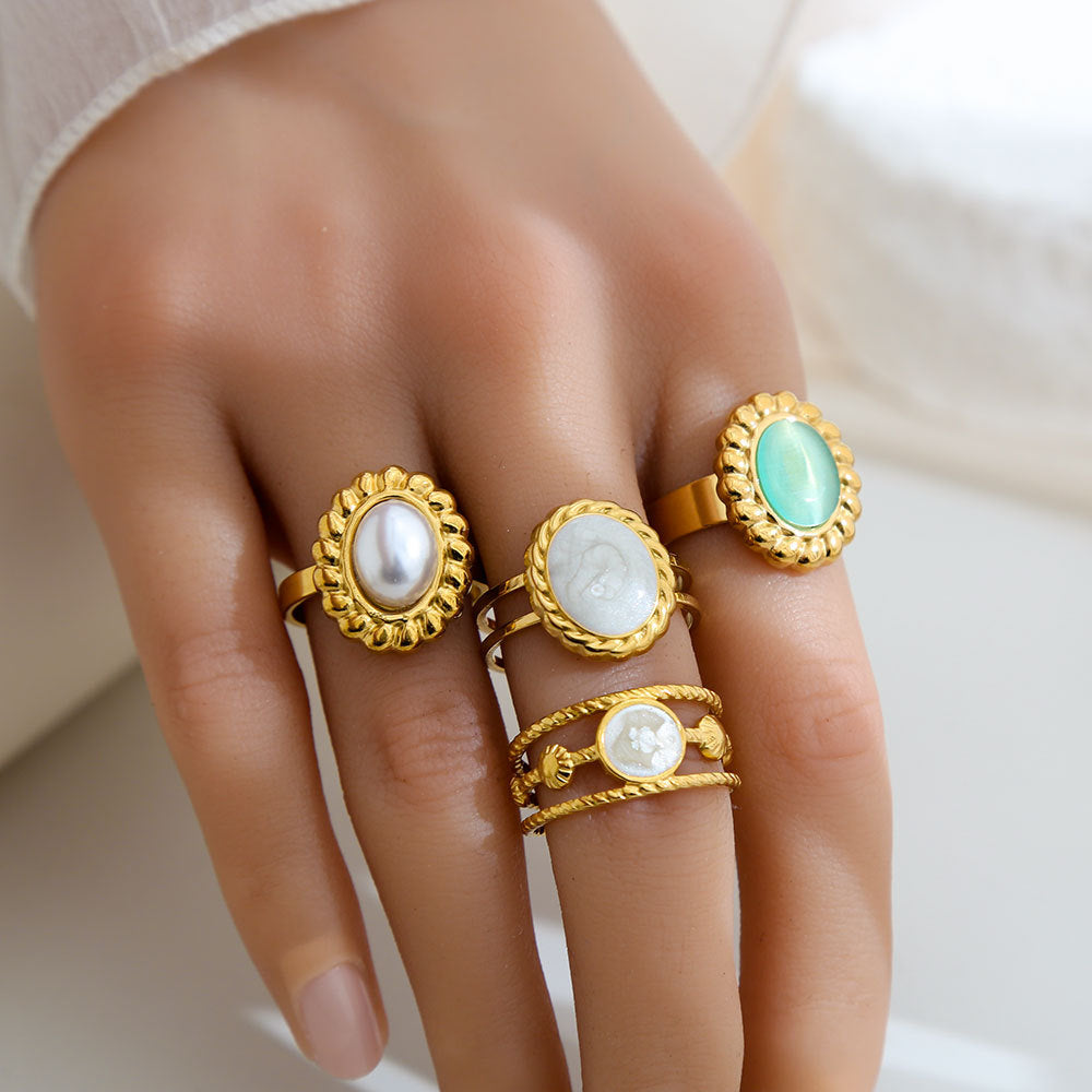 Anello Minimalista Rotondo da Donna in Acciaio al Titanio con Finitura Smaltata e Placcatura in Oro 18K
