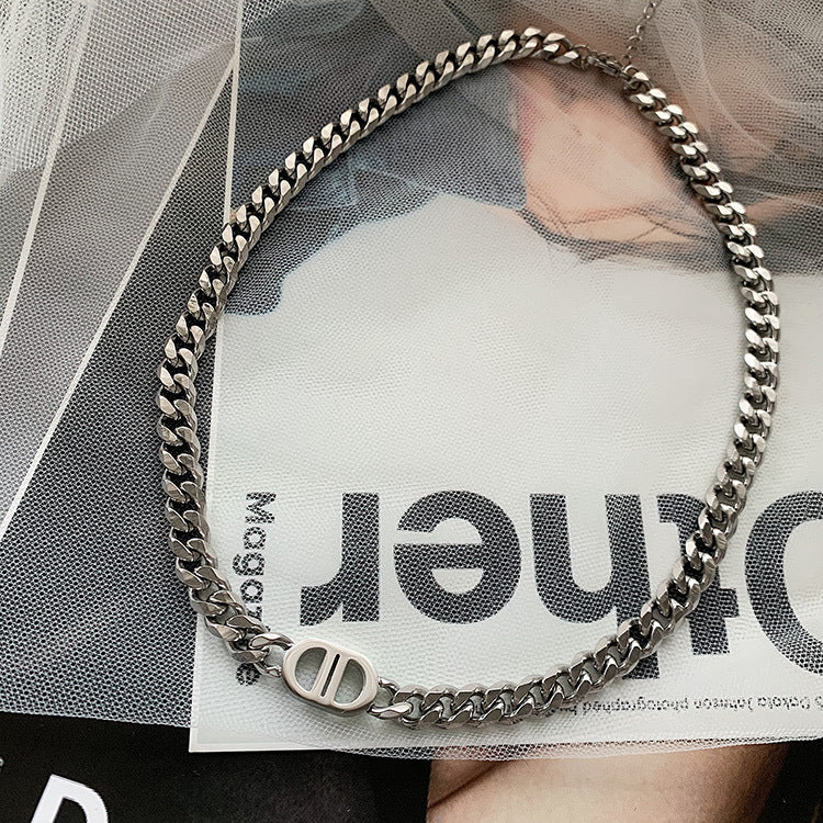 Collana Minimalista con Iniziali in Acciaio Titanio Placcato Oro per Donne e Uomini, Catenina Corta Compatibile con Felpe con Cappuccio