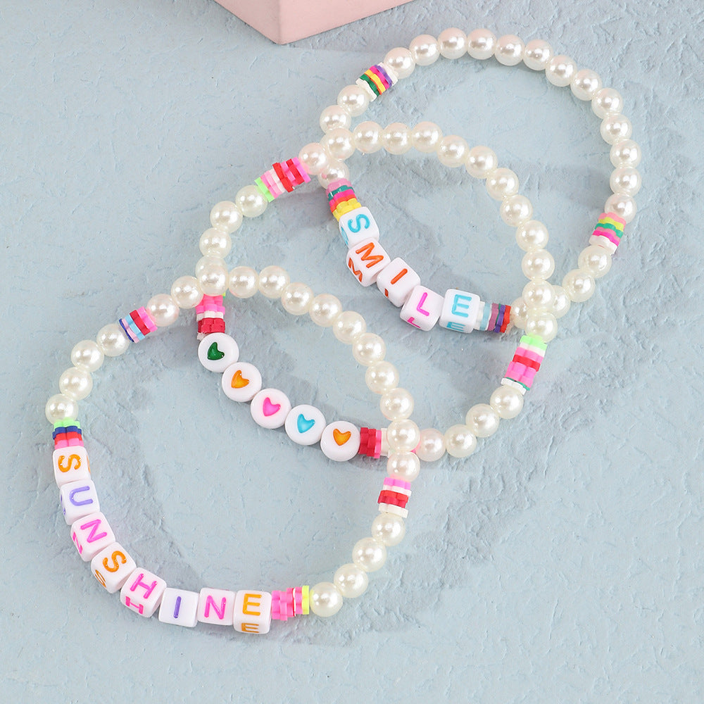 Bracciale in Resina Minimalista con Lettera Cuore e Sorriso per Ragazze con Accenti di Perle e Ciondoli Floreali in Morbida Argilla
