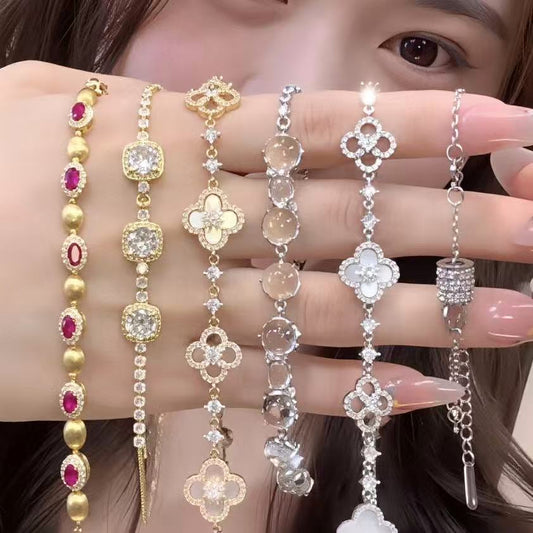 Elegante pulsera geométrica floral para mujer en cobre chapado con detalles de diamantes de imitación, joyería de mano estilo oficina minimalista
