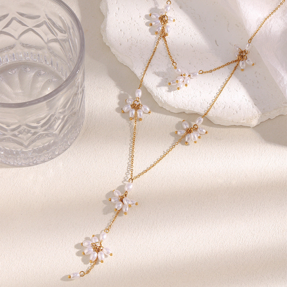 Collana con Pendente Floreale Minimalista in Acciaio Inossidabile con Placcatura in Oro 18K e Dettagli Effetto Perla, Design Stratificato Leggero da Donna